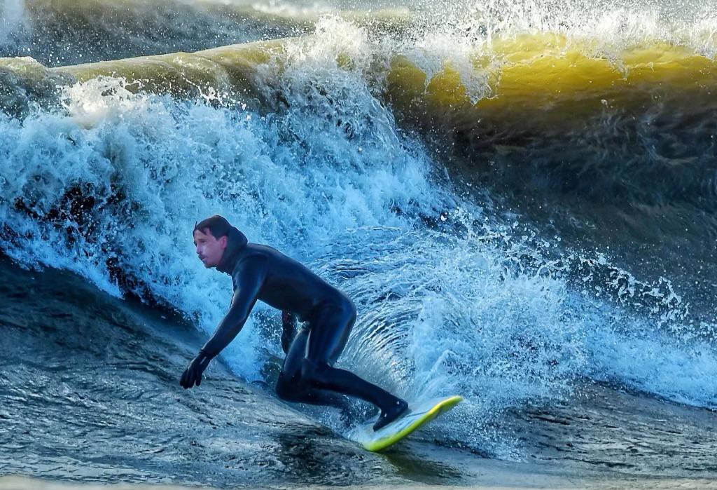 https://www.eriereader.com/image/scale/auto/auto/articles/427998_feature-snaking-the-lake-erie-waves-avs.jpeg